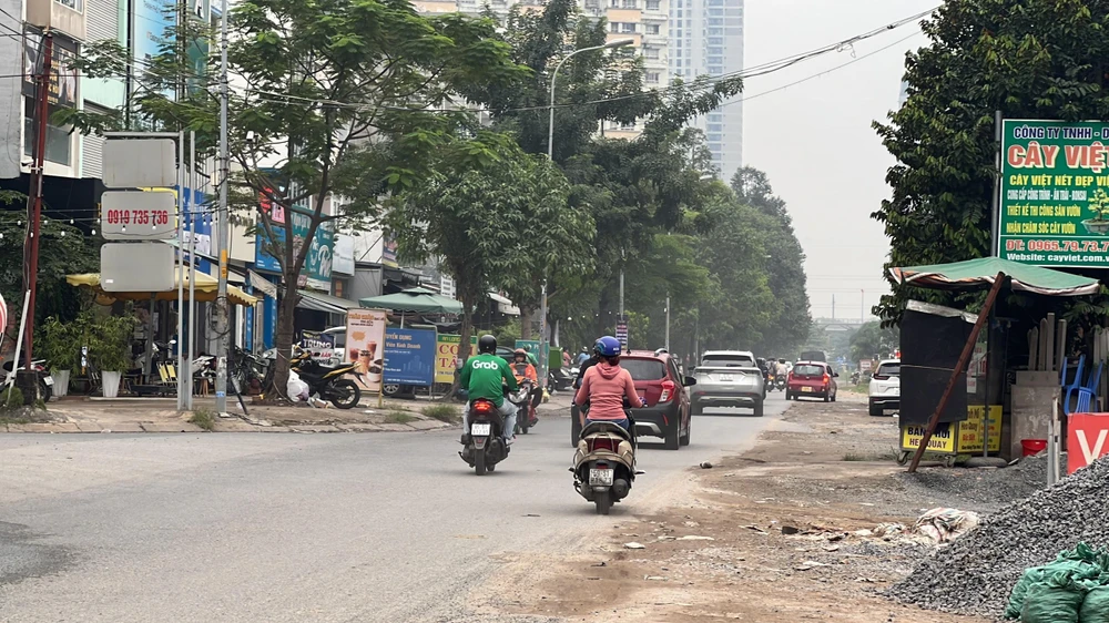 Hiện đường Nguyễn Hoàng thường ùn ứ vào buổi sáng, mặt đường nhỏ, xuống cấp. Ảnh: ĐT.
