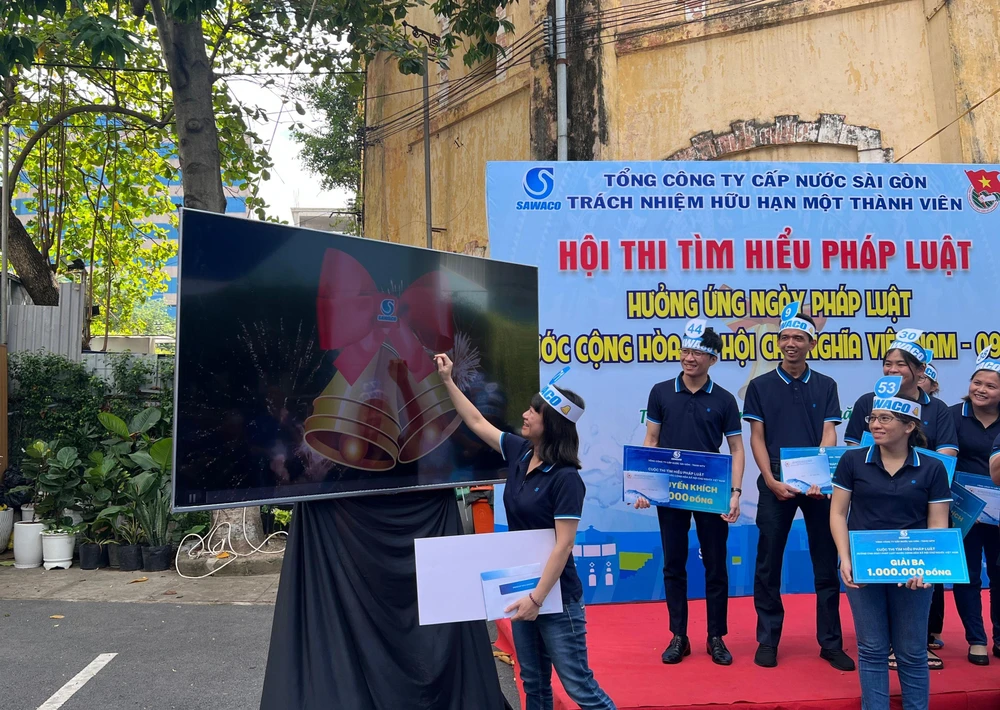 Chị Nguyễn Thị Minh Hồng - Ban Kiểm toán nội bộ SAWACO đã đạt giải nhất, được rung chuông vàng trong Hội thi tìm hiểu pháp luật. Ảnh: ĐÀO TRANG.