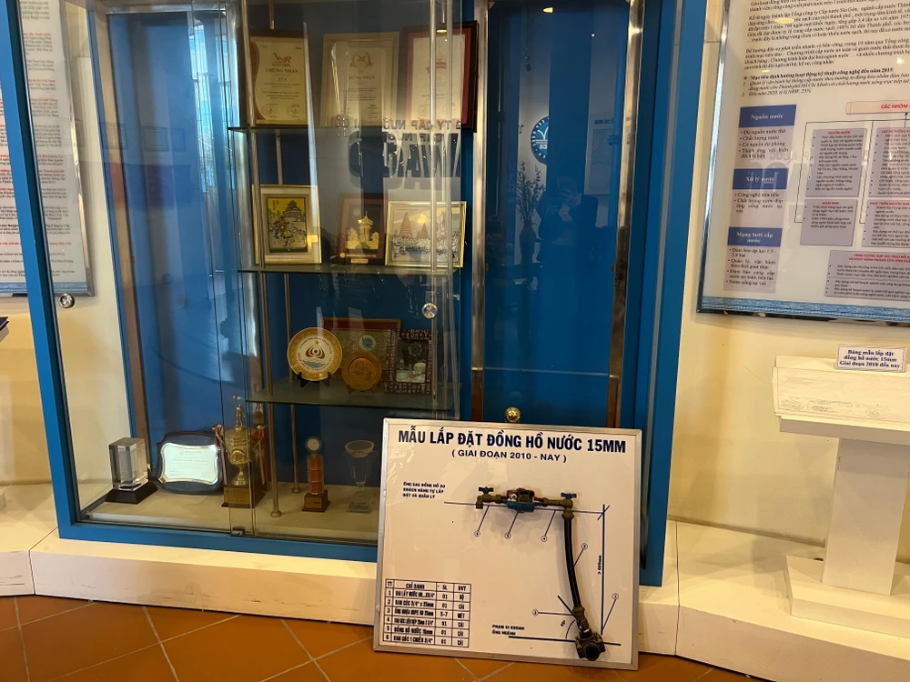 Các vật tư, thiết bị của ngành nước qua các thời kỳ. Ảnh: ĐÀO TRANG.