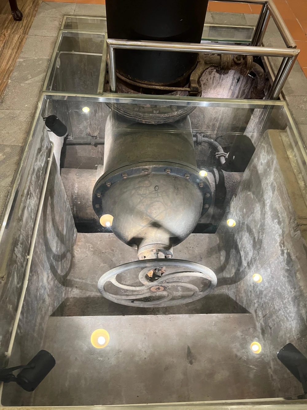 Hệ thống máy bơm, đẩy nước lên phía trên cũng được trưng bày. Ảnh: ĐÀO TRANG.