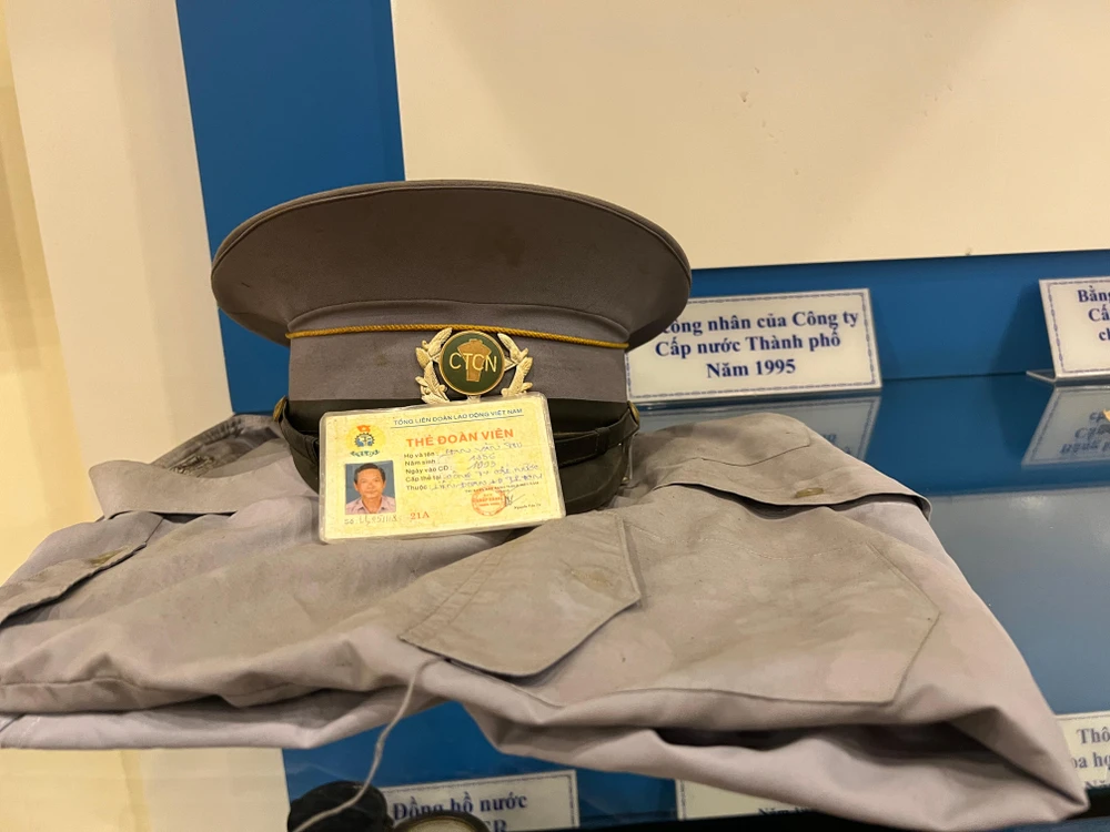 Đồng phục của Công ty Cấp nước TP những năm 1995. Ảnh: ĐÀO TRANG.