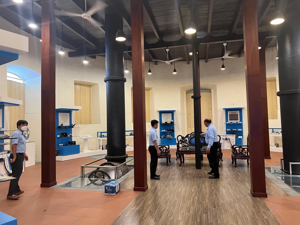 Khu vực B của Nhà truyền thống ngành nước, cùng với máy móc theo từng thời kỳ. Ảnh: ĐÀO TRANG.