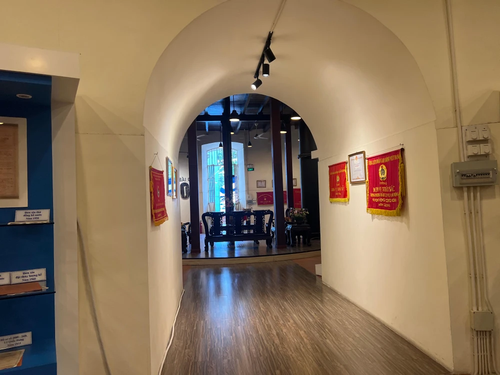 Thuỷ đài có diện tích khoảng 100m2, được bày trí như không gian văn hoá của SAWACO. Ảnh: ĐÀO TRANG.