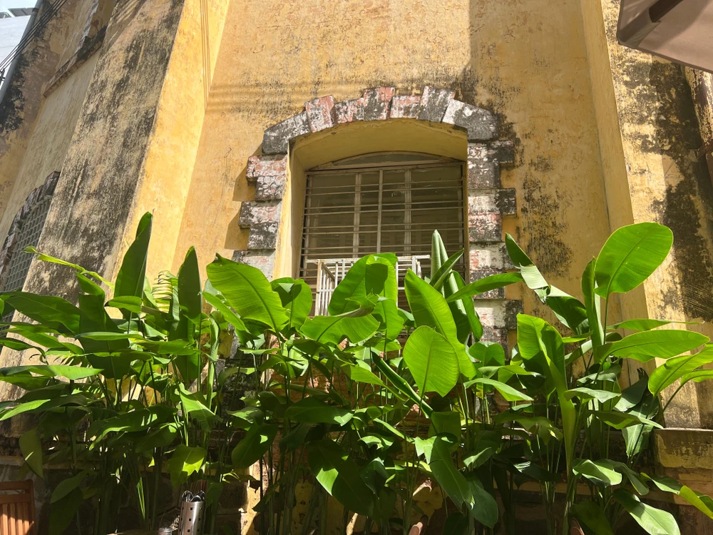 Bức tường bao quanh đài nước có độ dày lên tới 2 m - được ví như pháo đài thời trung cổ. Ảnh: ĐÀO TRANG.