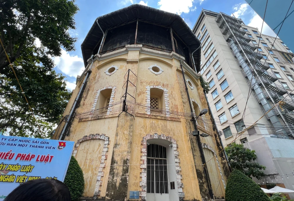 Thuỷ đài cổ nhất Sài Gòn đang nằm trong khuôn viên của Tổng công ty Cấp nước Sài Gòn. Ảnh: ĐÀO TRANG.