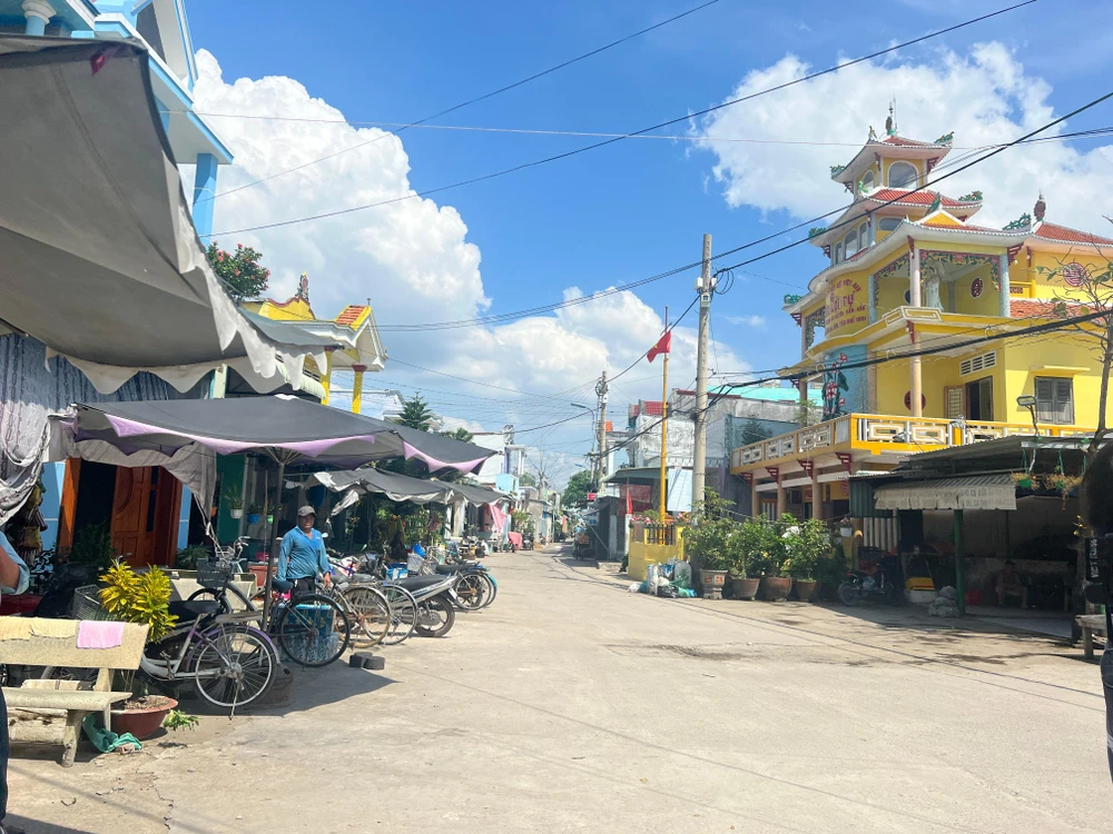 Tuyến đường xuyên suốt xã đảo Thạnh An sẽ được nâng cấp và ngầm hóa lưới điện, cáp viễn thông. Ảnh: ĐÀO TRANG.