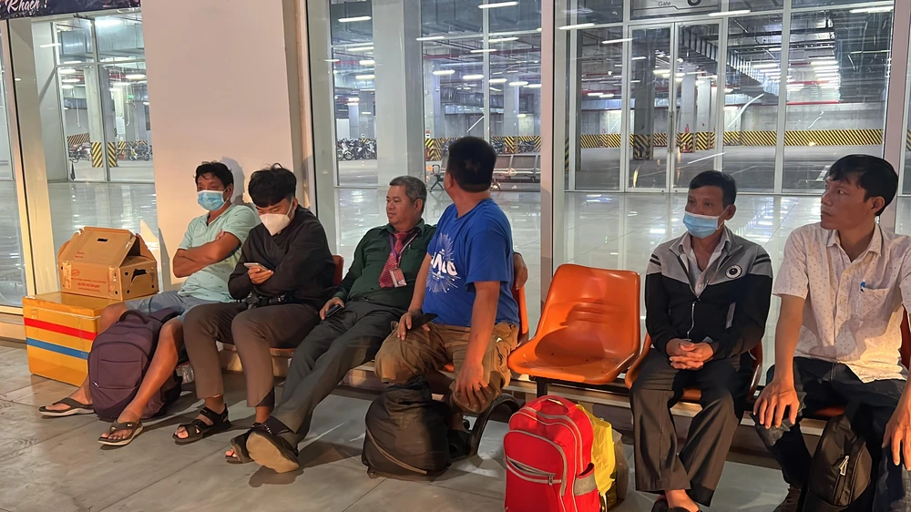 Hành khách ngồi chờ lên xe từ BXMĐ mới về nhà. Ảnh: ĐT.