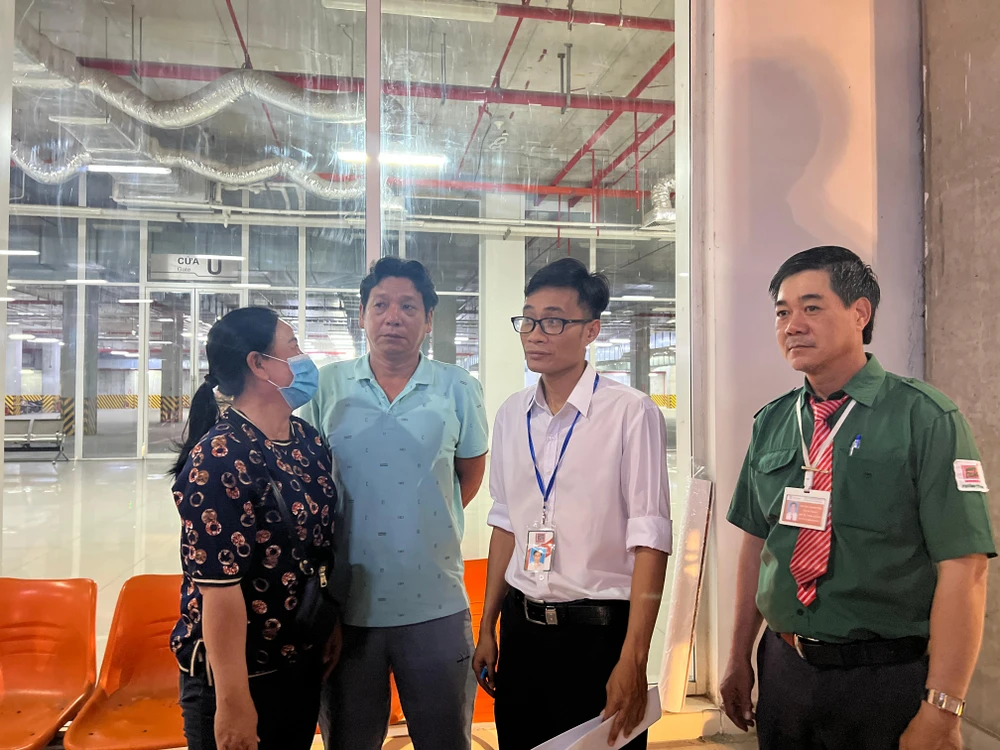 Hành khách trao đổi thông tin trước khi lên xe. Ảnh: ĐT.