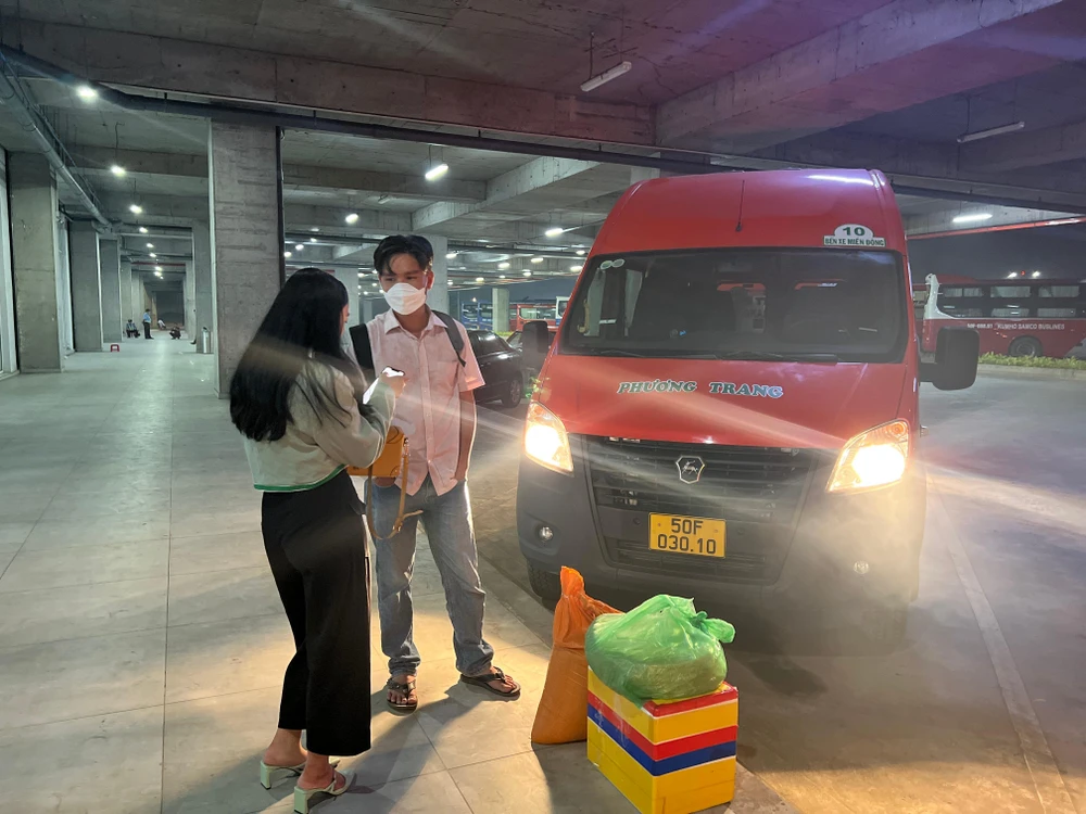 Giá dịch vụ xe trung chuyển từ Bến xe Miền Đông mới về tận nhà khoảng 30.000 đồng/người