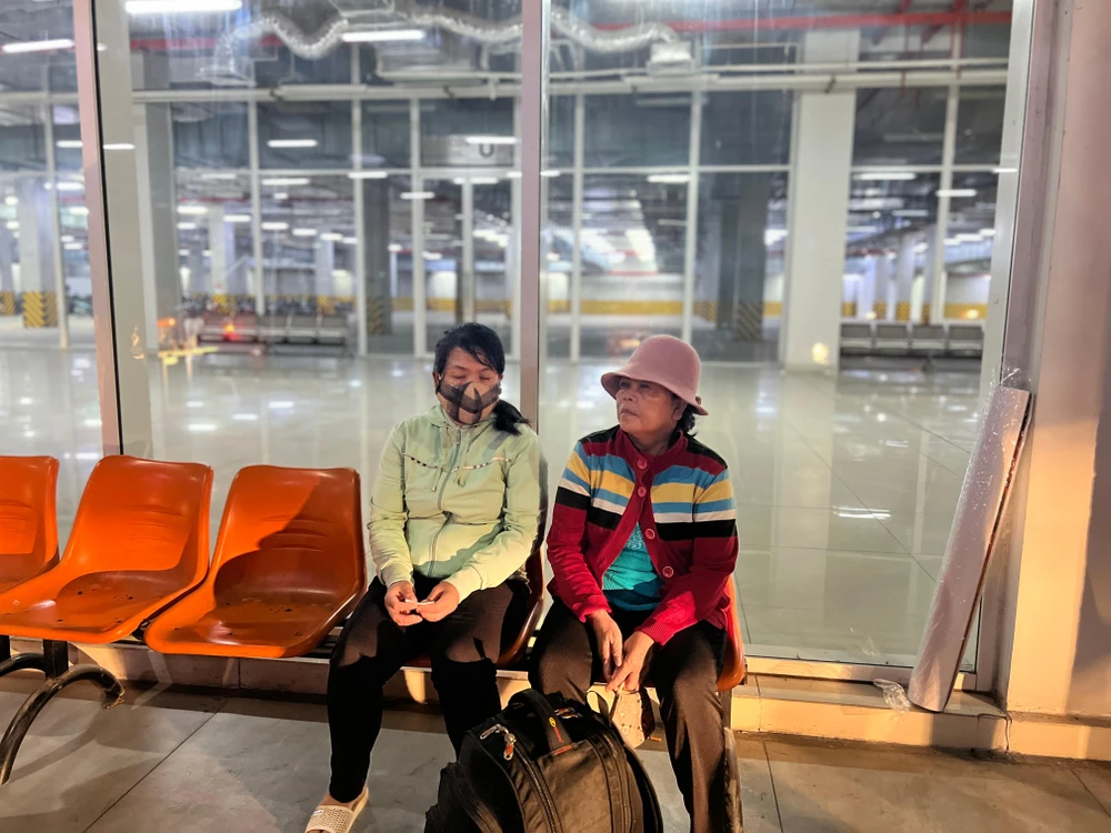 Các hành khách chờ tới giờ lên xe. Ảnh: ĐT.