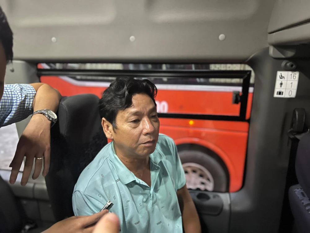 Ông Nguyễn Văn Bớ (Phú Yên) cho biết ông thường xuyên vào trung tâm TP để khám chữa bệnh, song mỗi lần vào BXMĐ mới đều khó bắt xe. Trường hợp bắt được xe thì chi phí di chuyển khoảng 200 ngàn đồng. Nay có xe trung chuyển nhanh chóng, miễn phí nên ai cũng vui mừng và rất ủng hộ Ảnh: ĐT.