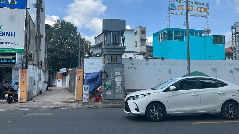 Một trụ biến áp nhếch nhác trên đường Trần Quốc Thảo, quận 3. Ảnh: ĐT.