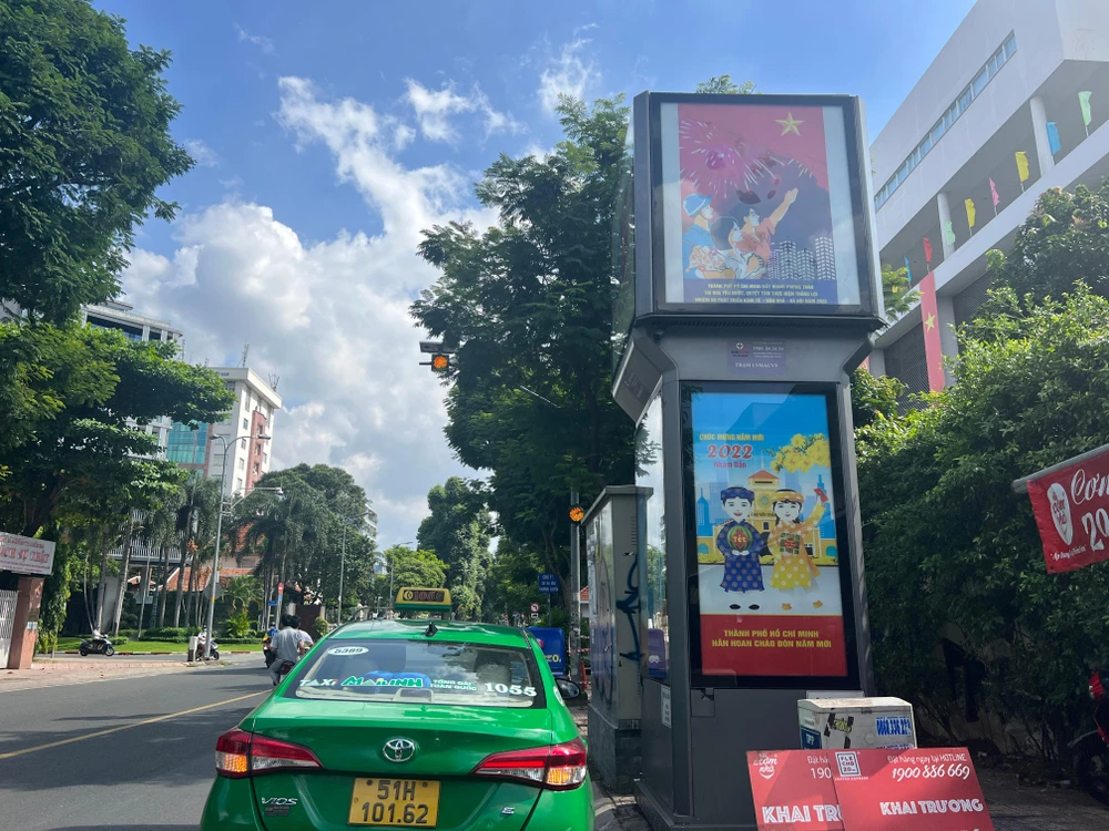 Trụ panel thông tin trước cổng UBND quận 3. Ảnh: ĐÀO TRANG.