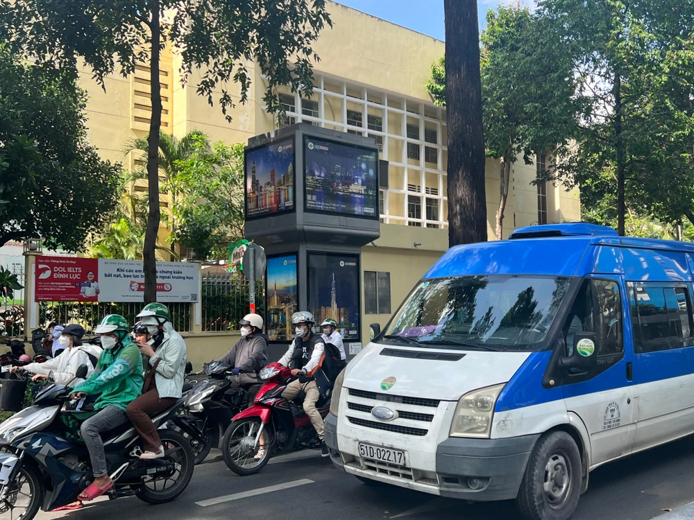 Ông Lê Hoài Phong cho biết hiện nay các trụ panel thông tin ở các trụ biến áp đã nằm trên vỉa hè và không ảnh hưởng đến sinh hoạt người dân.