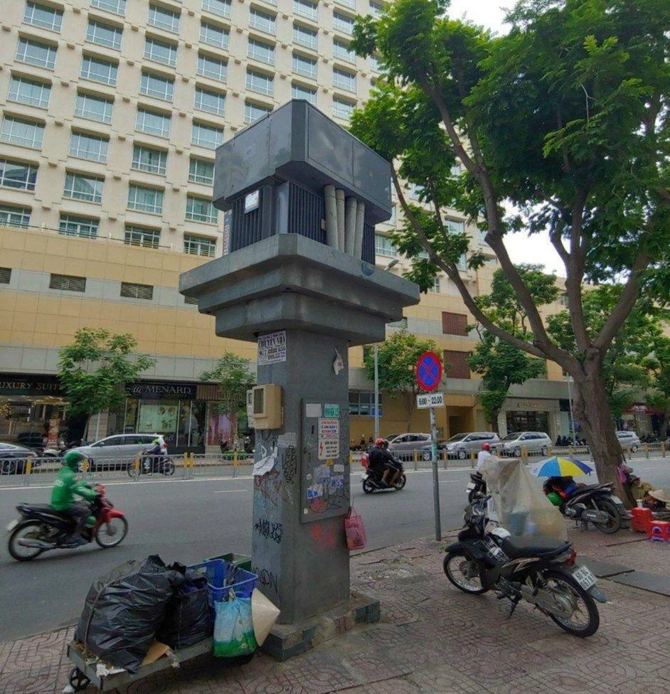 Trụ biến áp trên đường Phạm Hồng Thái, phường Bến Thành, quận 1 khi chưa được lắp đặt panel thông tin đã bị vẽ bậy, xả rác... tạo nên hình ảnh nhếch nhác ở những con phố sầm uất tại quận 1. Ảnh: CTV.