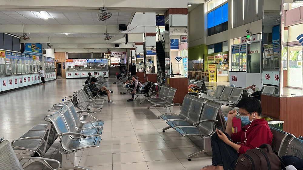 Dự báo người dân về quê ăn Tết sớm, nhưng bến xe vẫn vắng tanh. Ảnh: ĐT.