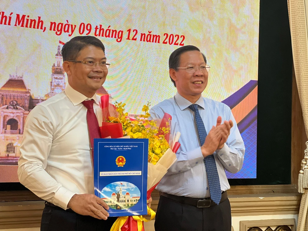 Chủ tịch UBND TP.HCM Phan Văn Mãi trao Quyết định bổ nhiệm cho ông Nguyễn Thành Lợi. Ảnh: ĐT.
