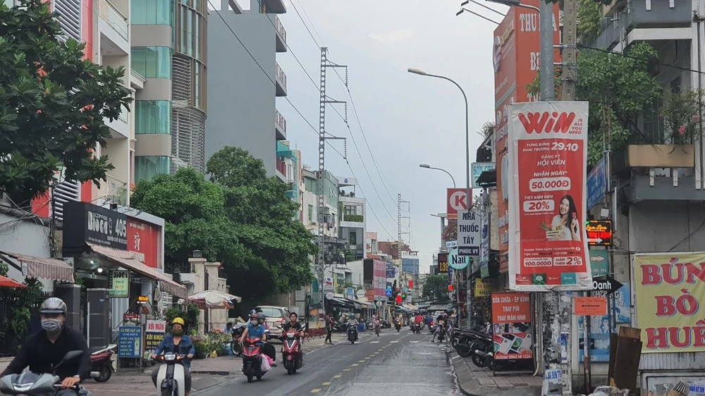 Tuyến đường dây điện cao thế 110kV trên đường Phan Xích Long, TP.HCM.