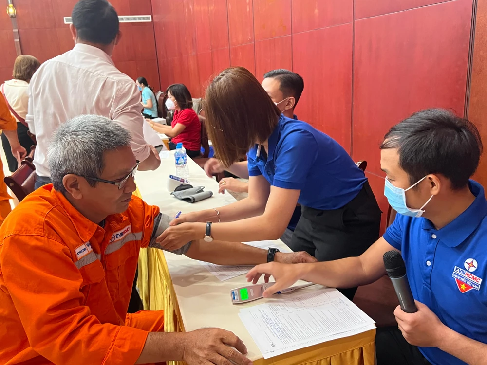 300 cán bộ nhân viên Điện lực TP.HCM tham gia hiến máu nhân đạo ảnh 2
