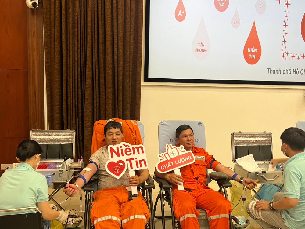 300 cán bộ nhân viên Điện lực TP.HCM tham gia hiến máu nhân đạo ảnh 1