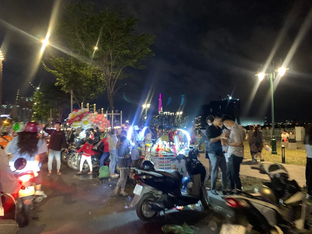 Tình trạng bán hàng rong, đậu xe dưới lòng đường Tôn Đức Thắng. Ảnh: ĐÀO TRANG.