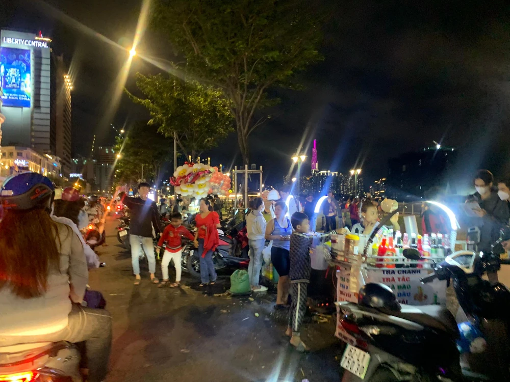 Tình trạng buôn bán, nhận trông giữ xe tấp nập. Ảnh: ĐÀO TRANG.