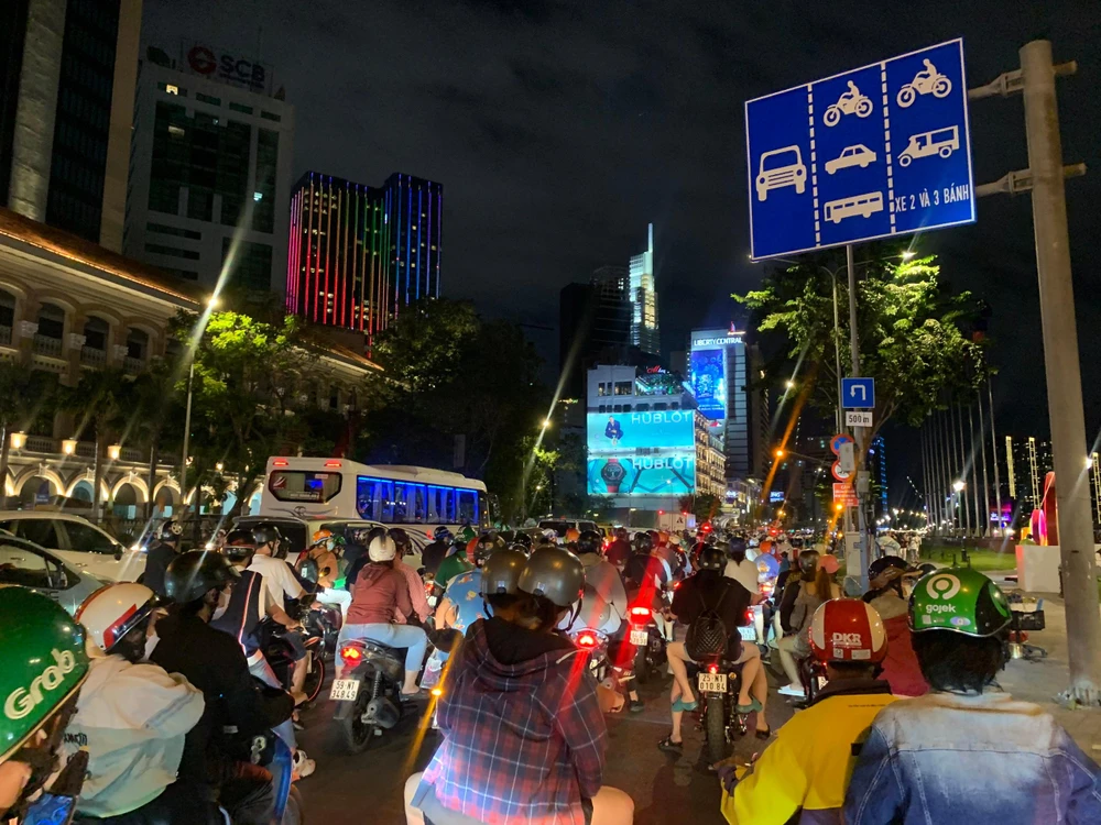 Cả khu vực đường Tôn Đức Thắng bị ùn ứ. Ảnh: ĐÀO TRANG.