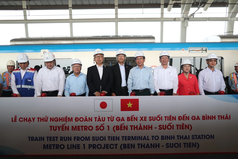 Các đại biểu bấm nút khởi động Lễ chạy thử nghiệm đoạn trên cao tuyến metro số 1. Ảnh: MAUR. Các đại biểu bấm nút khởi động Lễ chạy thử nghiệm đoạn trên cao tuyến metro số 1. Ảnh: MAUR.