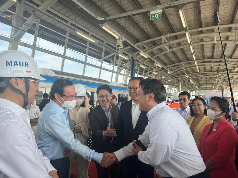 Lãnh đạo TP trao đổi cùng các đại diện Nhật Bản tại Việt Nam. Lãnh đạo TP trao đổi cùng các đại diện Nhật Bản tại Việt Nam.