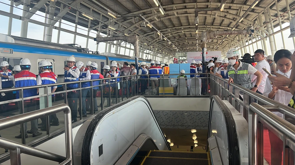 Thang máy lên sảnh đợi tàu cũng đã hoạt động. Thang máy lên sảnh đợi tàu cũng đã hoạt động.