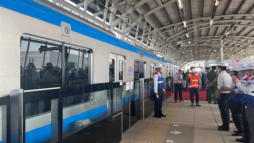 Cửa lên tàu metro số 1. Cửa lên tàu metro số 1.