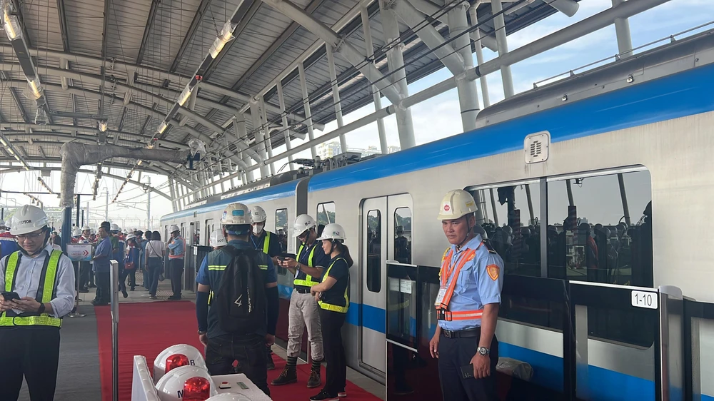 Đoàn tàu metro số 1 chính thức chạy thử đoạn trên cao từ ngày 21-12. Đoàn tàu metro số 1 chính thức chạy thử đoạn trên cao từ ngày 21-12.