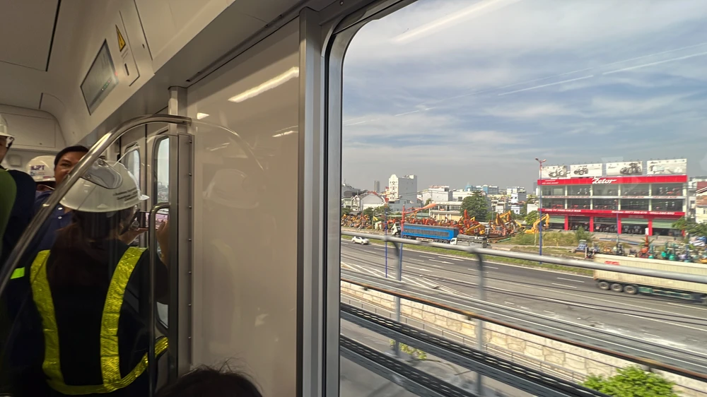 Hình ảnh TP nhìn từ tuyến tàu metro số 1. Hình ảnh TP nhìn từ tuyến tàu metro số 1.