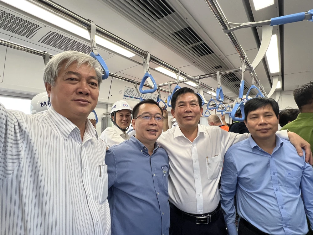 Lãnh đạo Sở GTVT, Ban Giao thông tham tham gia lễ chạy thử tuyến metro số 1. Lãnh đạo Sở GTVT, Ban Giao thông tham tham gia lễ chạy thử tuyến metro số 1.