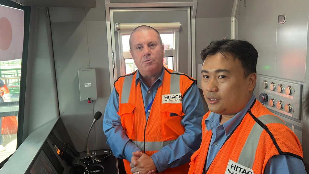 2 nhân viên lái tàu của tuyến metro số 1. 2 nhân viên lái tàu của tuyến metro số 1.