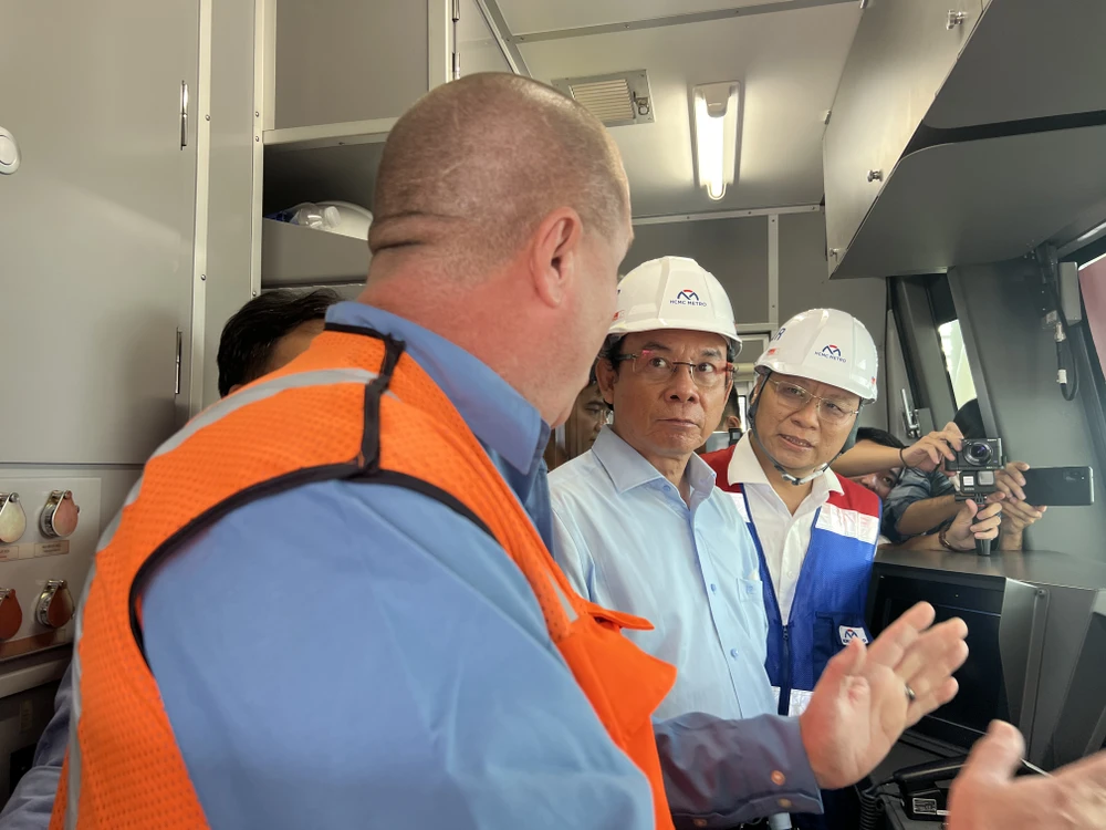 Bí thư Thành ủy hỏi thăm, động viên nhân viên lái tàu. Bí thư Thành ủy hỏi thăm, động viên nhân viên lái tàu.