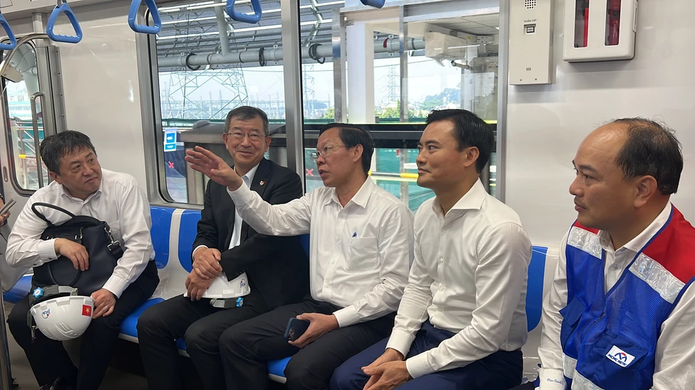 Chủ tịch UBND TP.HCM Phan Văn Mãi cùng đại diện Nhật Bản trao đổi thông tin trên tàu metro số 1. Chủ tịch UBND TP.HCM Phan Văn Mãi cùng đại diện Nhật Bản trao đổi thông tin trên tàu metro số 1.