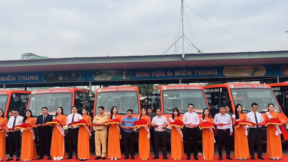 Phó Giám đốc Sở GTVT TP.HCM Võ Khánh Hưng cùng các đơn vị cắt băng khai trương 4 tuyến xe buýt. Ảnh: ĐÀO TRANG.