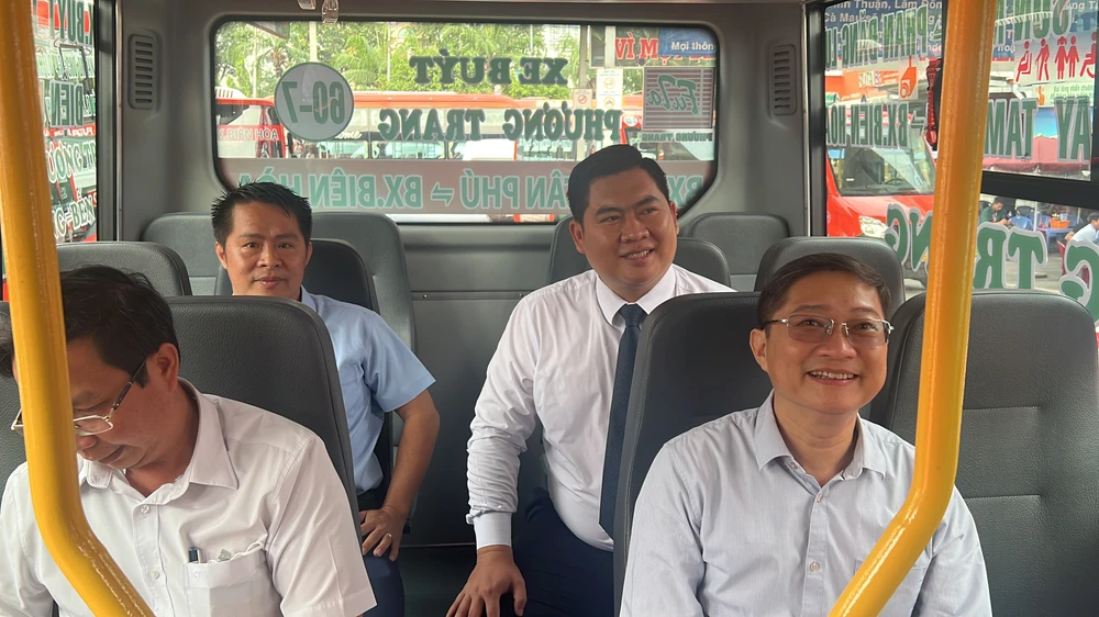 Đại diện Sở ngành tham gia trải nghiệm tuyến buýt mới TP.HCM - Đồng Nai. Ảnh: ĐÀO TRANG.