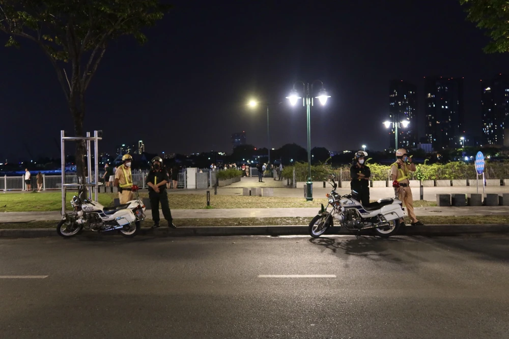 Khi có mặt lực lượng CSGT, người dân liền đẩy xe lên công viên hoặc bỏ đi nơi khác. Ảnh: TRẦN MINH.