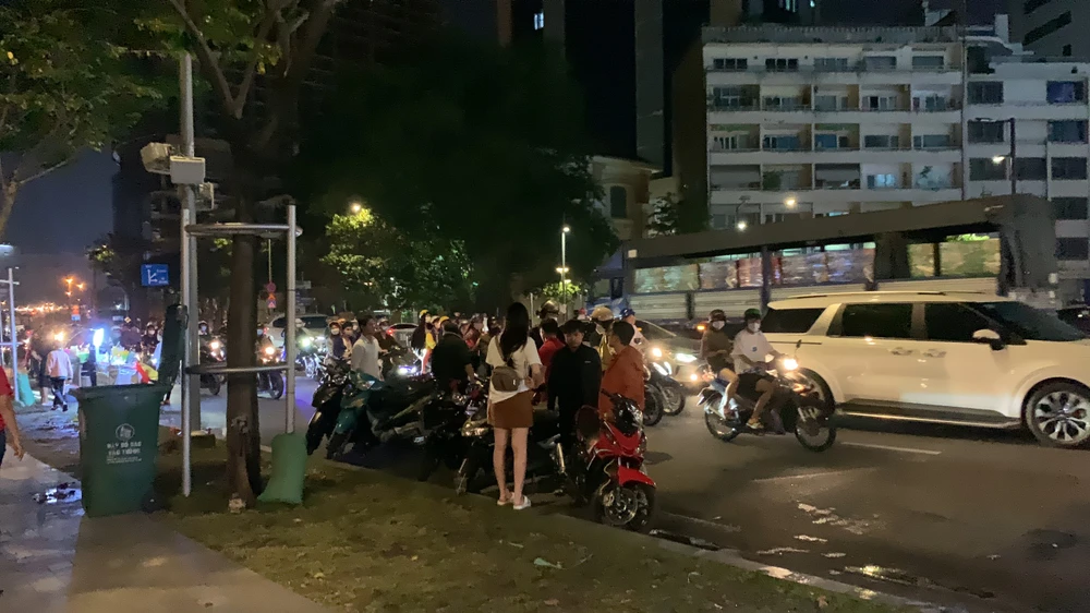 Tuy nhiên, khi lực lượng CSGT vắng mặt, tình trạng tái lấn chiếm lòng đường lại tiếp diễn. Ảnh: TRẦN MINH.