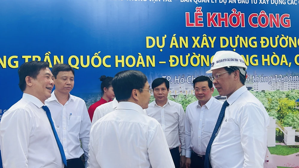 Chủ tịch UBND TP Phan Văn Mãi cùng Bộ trưởng Bộ GTVT Nguyễn Văn Thắng trao đổi các thông tin về dự án. Ảnh: ĐÀO TRANG.