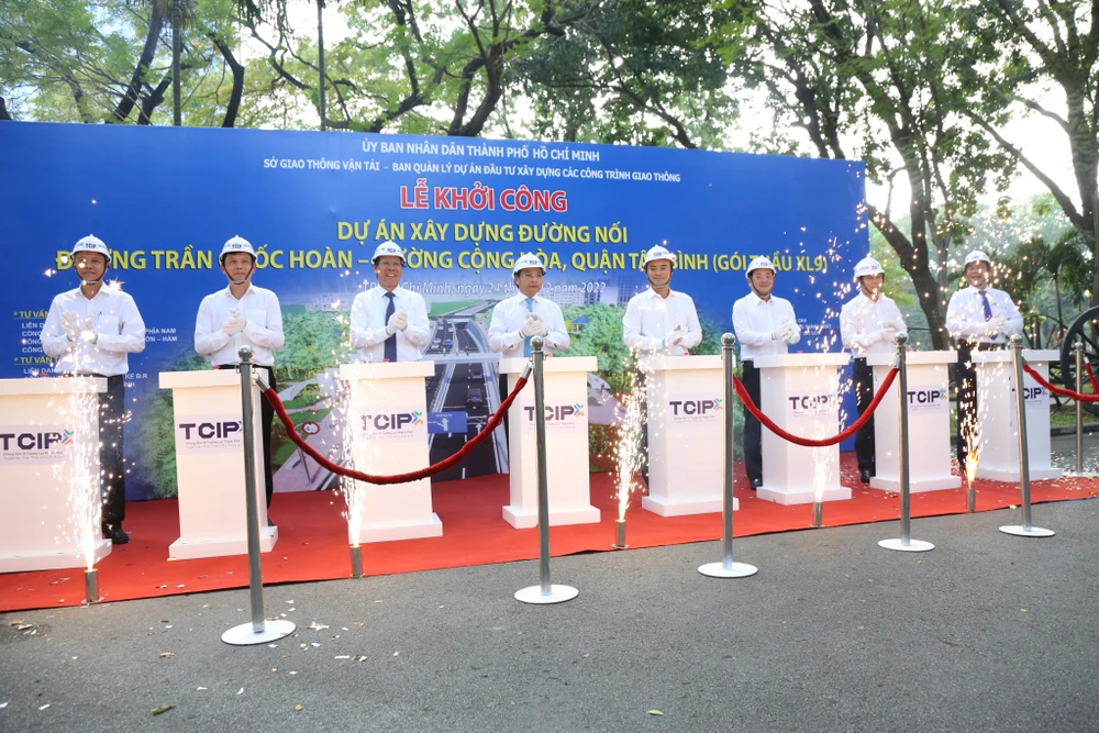 Chủ tịch UBND TP.HCM Phan Văn Mãi và Bộ trưởng Bộ GTVT Nguyễn Văn Thắng cùng các lãnh đạo bấm nút khởi công dự án đường nối Trần Quốc Hoàn - Cộng Hòa. Ảnh: ĐÀO TRANG.