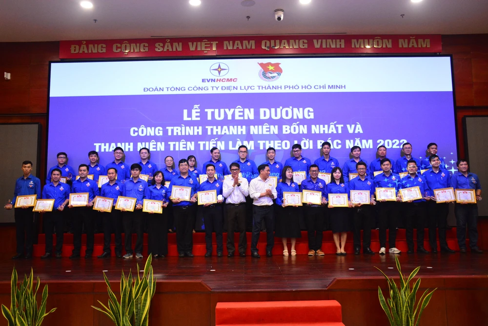 Đoàn Thanh niên EVNHCMC tuyên dương công trình thanh niên Bốn nhất và thanh niên tiên tiến làm theo lời Bác năm 2022.