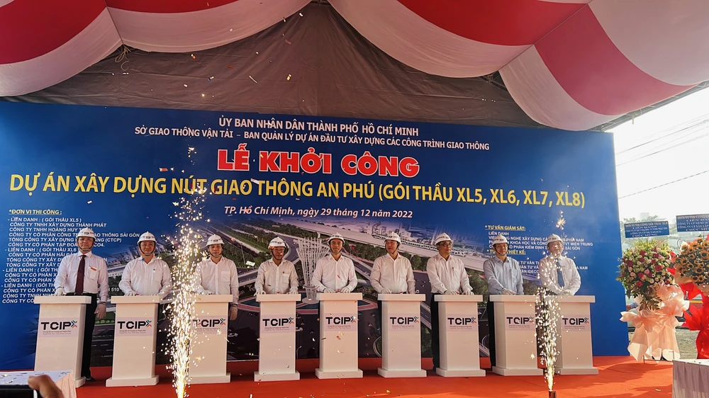 Lãnh đạo TP cùng sở ngành bấm nút khởi công dự án nút giao An Phú. Ảnh: ĐÀO TRANG.