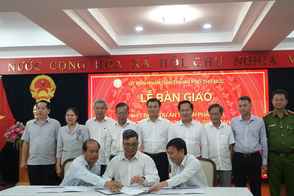 UBND TP Thủ Đức và chủ đầu tư ký kết bàn giao mặt bằng dự án thành phần 1A, đoạn Tân Vạn - Nhơn Trạch, giai đoạn 1, thuộc dự án vành đai 3. Ảnh: ĐÀO TRANG.