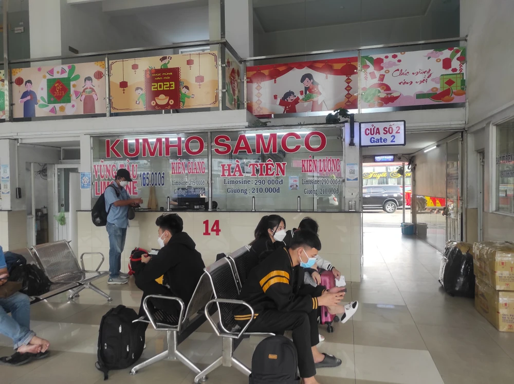 Tuy nhiên, lượng khách đi lại qua bến này không đông bằng chiều ngày 30-12. Ảnh: ĐT
