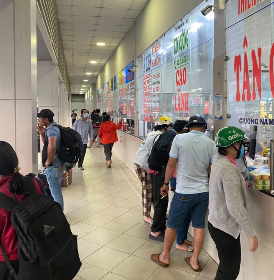 Lượng khách di chuyển qua Bến xe Miền Tây tăng rất cao vào chiều ngày 30-12. Ảnh: CTV.