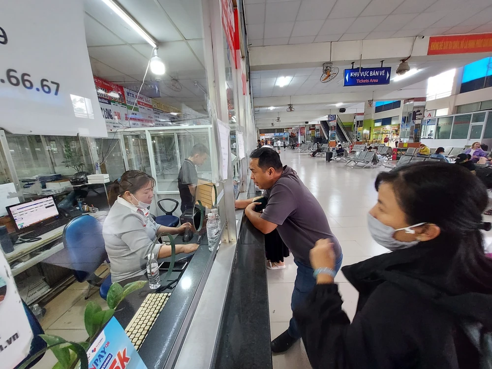 Tới ngày 31-12, lượng khách qua Bến xe Miền Đông cũ đã giảm so với ngày 30-12. Ảnh: CTV.