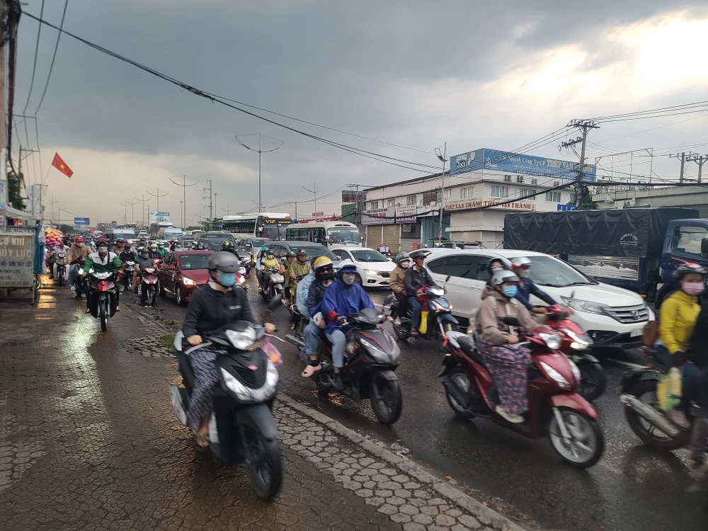 Có một số đoạn trên quốc lộ 1 ùn ứ nhẹ. Ảnh: CTV.